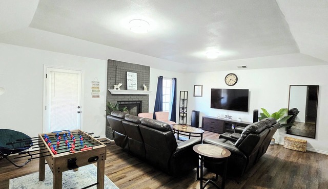 5 BRs 2.5 BATH with 7 beds in South Abilene. NO CARPET, WIFI, TVs. QUIET, SAFE