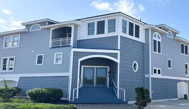 5 BRs, Hot Tub Roof Top, 2nd off the Ocean.