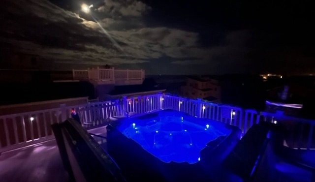 5 BRs w/Gourmet Kitchen & HotTub. Steps to Beach