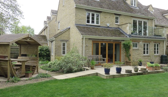 5 BURFORD MEWS, family friendly, with a garden in Burford