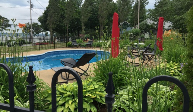 5 bedrooms. 2wc View private access to the St. Lawrence River 20 min from city