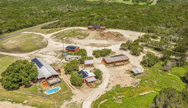 5 Cabins on 7 Acres, Pool, Sleeps 30, Scenic Views