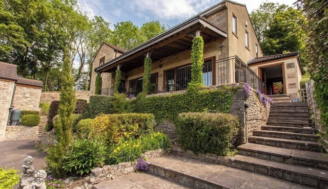 5 car o/s forecourt - detached 4 bedroom - Views!