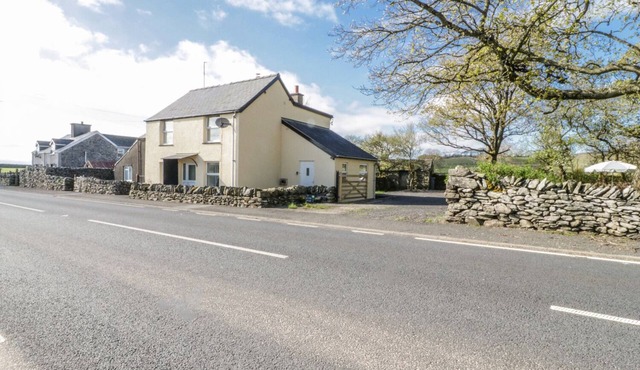 5 CEIRNIOGE COTTAGES, family friendly, with open fire in Pentrefoelas