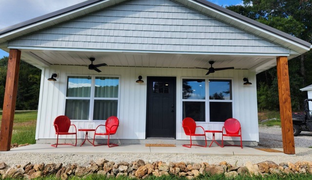 5 Charles Farms #4 - NEW CABIN - Wineries, Hiking, and Camp Cana