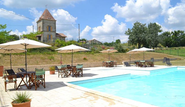 5 charming cottages with large swimming pool