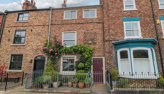 5 COLLEGE SQUARE, pet friendly in Stokesley