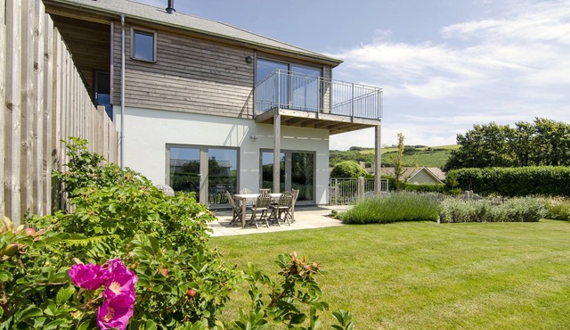 5* cosy, dog-friendly holiday cottage with exceptional views of nearby beach