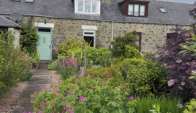 5 DISTILLERY COTTAGES, pet friendly, with open fire in Banff