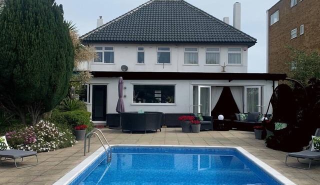 5 double bedroom Art Deco Villa by the sea with heated pool