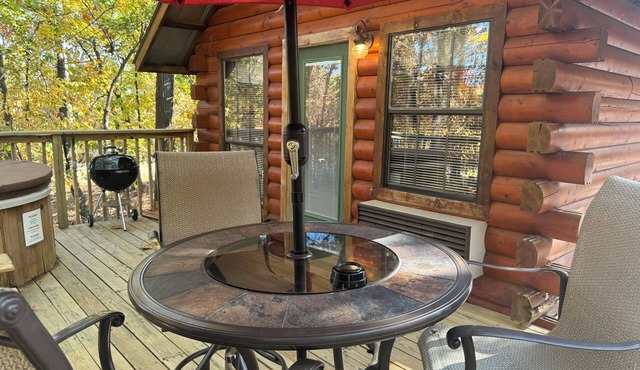 5 Elk Lodge ROMANTIC Log Cabin in the woods. Hot Tub & Wood Burning Fire Place.