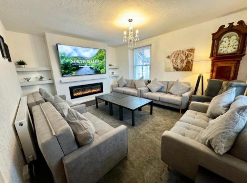 5 En-suite Bedrooms with Large Kitchen & TV Lounge in Beautiful Caerwys North Wales