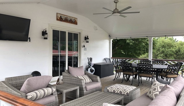 5 En-Suites, Large Covered Porch, Sauna, No Pets