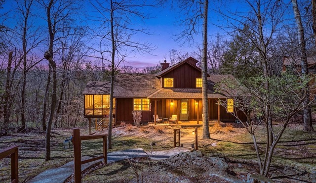 5 Ensuites, Wooded Retreat, HotTub, FireTable, Games, Luxe Amenities