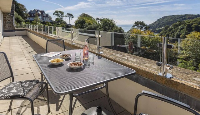 5 FAIRHAVEN, pet friendly, country holiday cottage in Salcombe