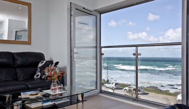 5 Fistral Beach, Newquay - an apartment that sleeps 4 guests in 2 bedrooms