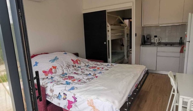 5' from the freeway, ideal for a family break