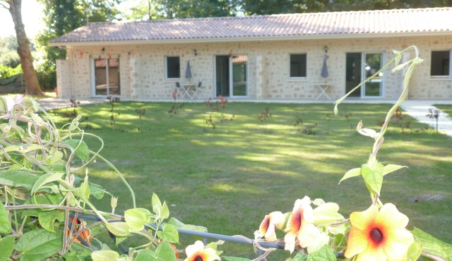 5 Gîtes 2/4 pers. + 3 ch. 26 pers.au total with swimming pool on 5000 m² grounds