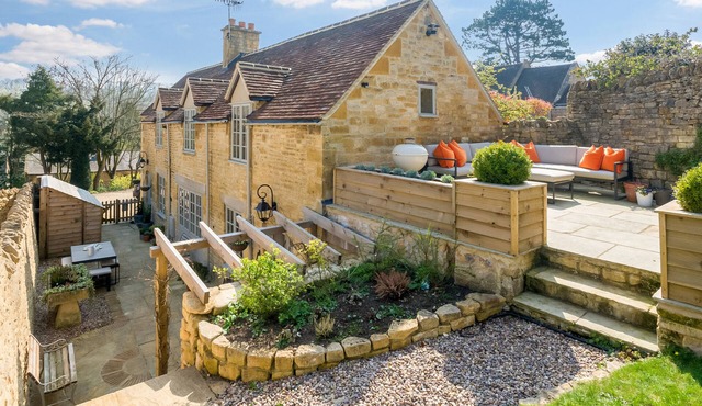 5* Gorgeous Stone Cottage in an Idyllic Picture Postcard Village. Parking/Garden