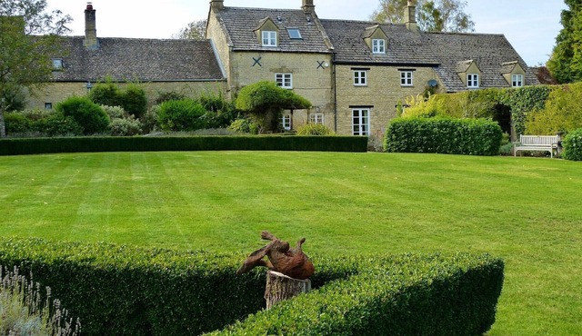 5* Grade II listed 5 bedroom cottage with beautiful gardens