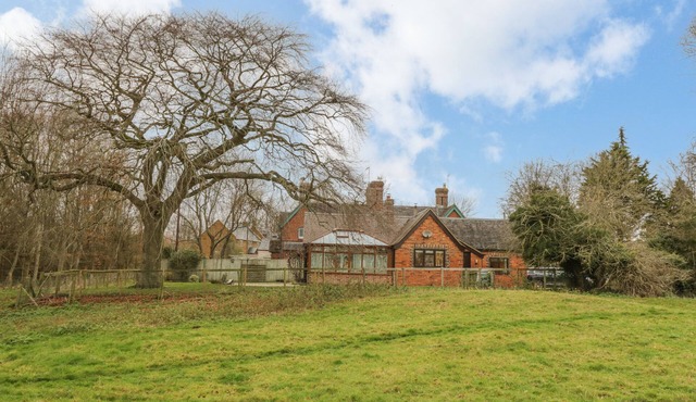 5 GRANGE COTTAGES, pet friendly, with open fire in Priors Marston