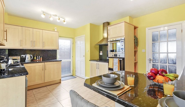 5 guests, 3 bed, 5 beds, 2.5 bathrooms, Close to A10