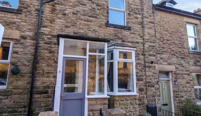 5 HAMILTON TERRACE, pet friendly, with open fire in Pateley Bridge