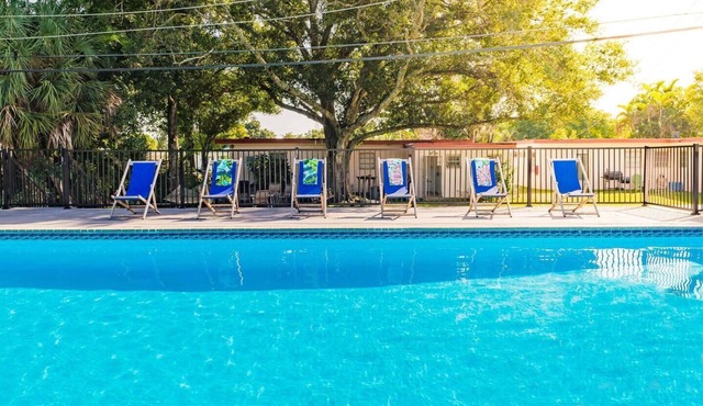 #5 Heated Pool, Private Patio & Grill, 1BR+sunroom