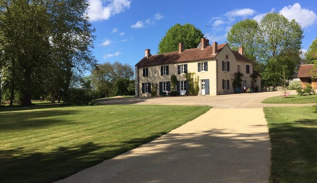 5-hectare family estate with swimming pool near Bourges