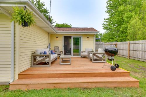 5 Houses to Elizabeth Lake! Family Getaway w/Yard