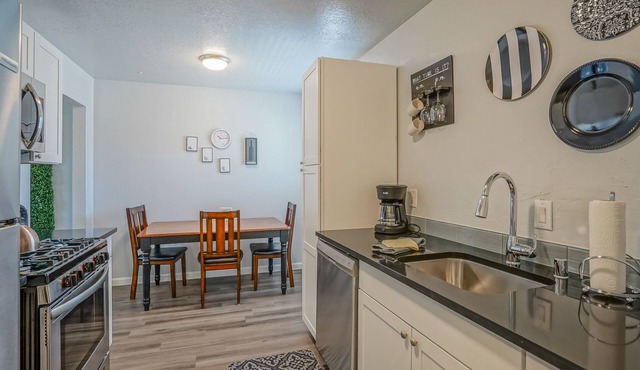 #5: King bed, 1bd/1ba, Walk to UNM & restaurants!