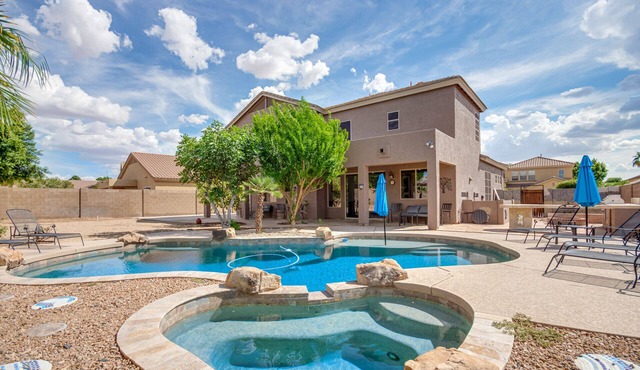 5 King beds! Large home, sleeps 18 in beds! Outdoor pool and firepit!