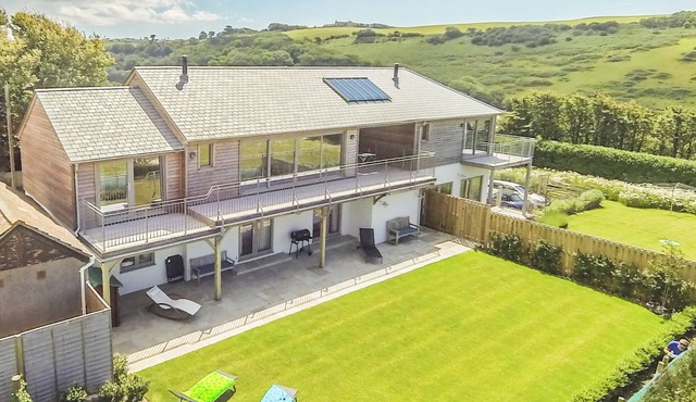 5* large, dog-friendly holiday home with exceptional coast and countryside views