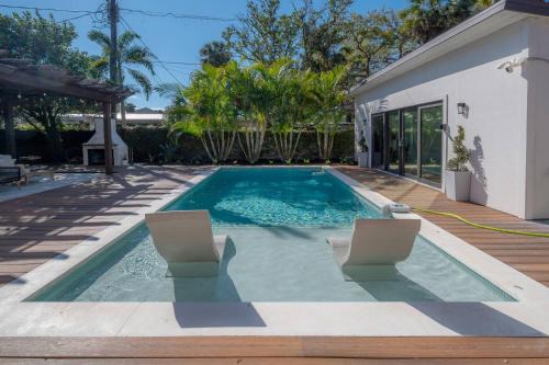 5* Luxe Getaway | Heated Pool & Outdoor Fireplace