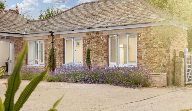 5* Luxurious 1 bed self-catering cottage, 20mins from North&South Cornish coasts