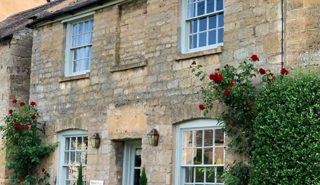 5* LUXURIOUS & Spacious Cotswold Cottage. Garden,Pubs,Duck Pond. 5 Bed,3 Bath.