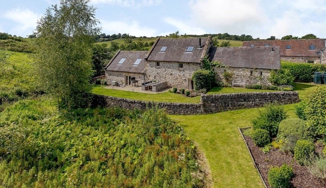 5* LUXURY, AWARD WINNING, WATERSIDE BARN, DERBYSHIRE, SLEEPS 8-10 PERSONS+1 DOG