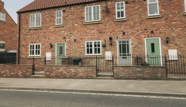 5 MANOR RISE, pet friendly, character holiday cottage in Sherburn