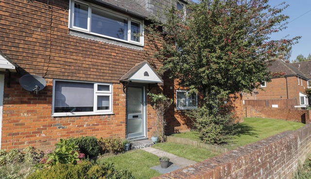 5 MAYFIELD, family friendly, with a garden in Marlborough, Wiltshire