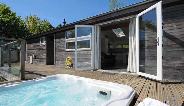 5 MEADOW RETREAT, pet friendly, luxury holiday cottage in Dobwalls