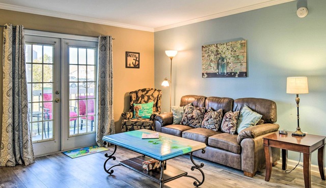 5 Mi to Beach: Gulf Shores Condo w/Perks!