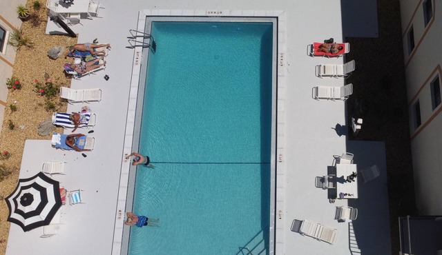 5 Mi to Beach! Heated Pool, Quiet, Tennis, Lanai, Laundry, Parking, dining, golf