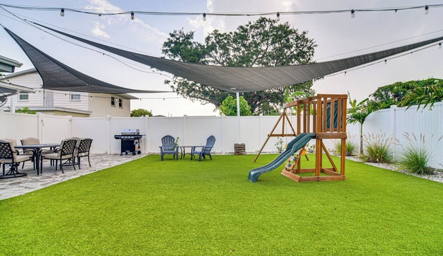 5 Mi to Beach: Tampa Retreat w/Furnished Lanai!