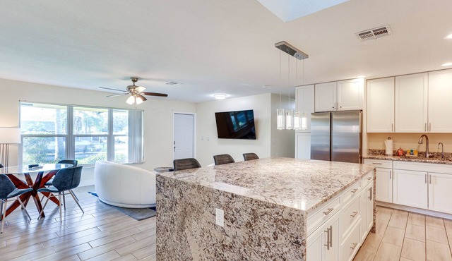 5 Mi to Beaches: Hot Tub Haven in Lake Worth