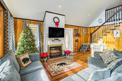 5 Mi to Blue Ridge Parkway: Mountain Cabin in Cana