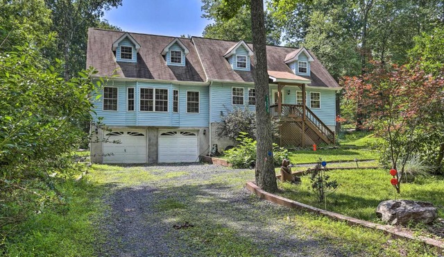 5 Mi to Camelback Henryville Home with Hot Tub!