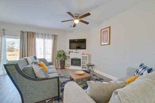 5 Mi to Charlotte Motor Speedway Cozy Townhome