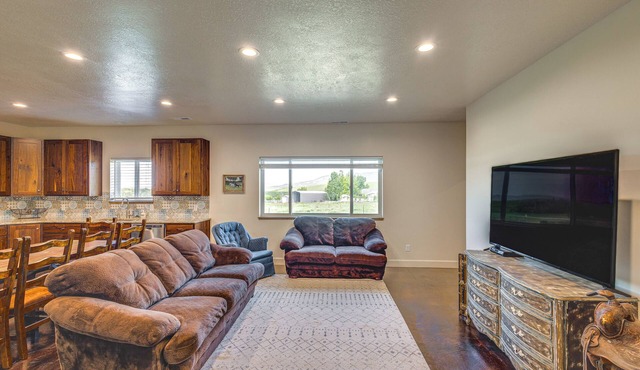 5 Mi to Devil Creek Reservoir: Idaho Farmhouse!