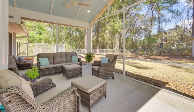 5 Mi to Dtwn Beaufort: Home w/Screened-In Patio