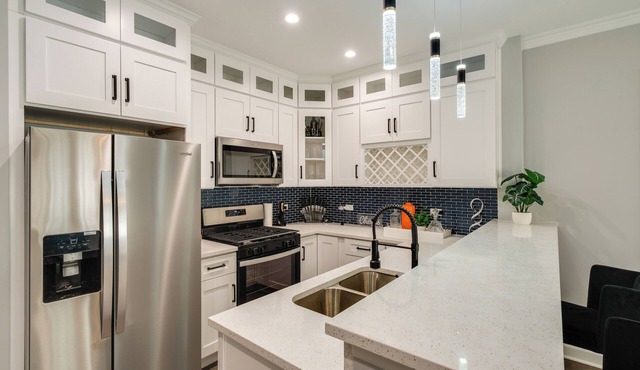 5 Mi to Dtwn Chicago: Newly Built Condo